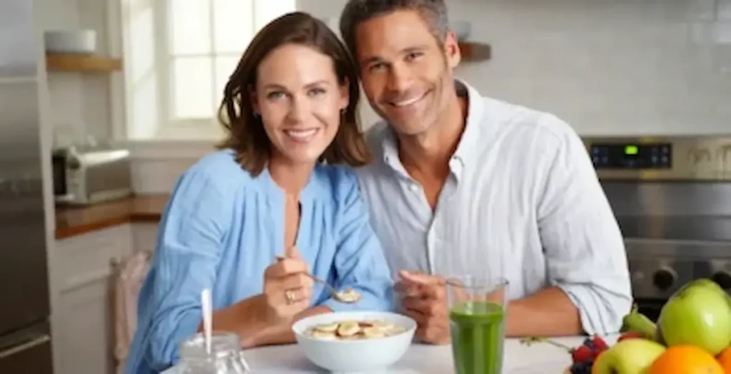 Desayuno saludable y energético para mayores de 50 con frutas, avena y alimentos nutritivos