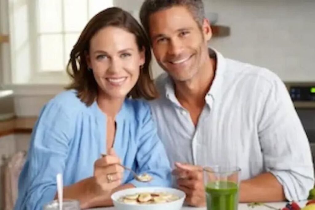 Desayuno saludable y energético para mayores de 50 con frutas, avena y alimentos nutritivos