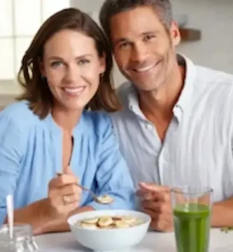 Desayuno saludable y energético para mayores de 50 con frutas, avena y alimentos nutritivos