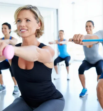 entrenamiento funcional para mayores de 50 haciendo ejercicios suaves”