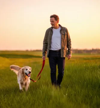 “Hombre de más de 50 caminando al atardecer con su perro para mejorar motivación y bienestar diario”