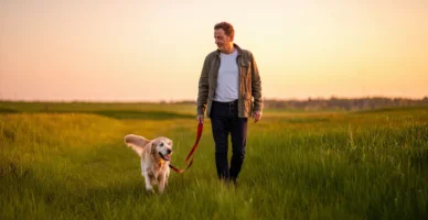 “Hombre de más de 50 caminando al atardecer con su perro para mejorar motivación y bienestar diario”