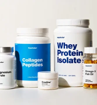 Suplementos naturales para mayores de 50: colágeno, magnesio, proteína y omega 3 organizados sobre una mesa.