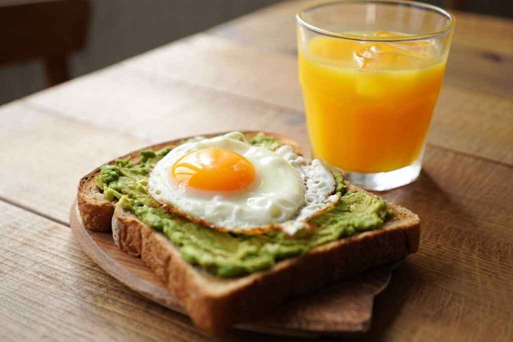 "Tostadas integrales con aguacate y huevo, un desayuno saludable para mayores de 50"
